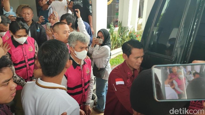 Para tersangka kasus dugaan korupsi pembangunan SMKN 1 Cijeungjing Ciamis digiring ke mobil tahanan.