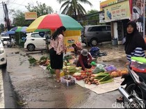 Palangka Raya Hujan Tiap Pagi, Pedagang Terpaksa Jualan Lebih Siang