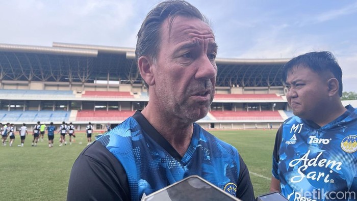Pelatih PSIM, Jean-Paul van Gastel di Stadion Mandala Krida, Kota Jogja, Rabu (17/9/2025).