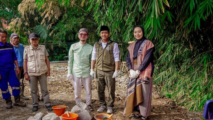 Peletakan Batu Pertama Masjid Kembar Ar-Rahman dan Ar-Rahim oleh Menteri Kehutanan Raja Juli Antoni,  Wakil Bupati Garut Putri L. Karlina dan Pendiri sekaligus Pimpinan Peacesantren Welas AsihIrfan Amali.