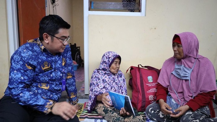 Nasikah (74) yang dikabarkan terlantar di Surabaya diberi bantuan Dinsos Pemrov Jatim