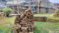 Dari pantauan di lokasi, struktur bata kuno yang ditemukan pekerja pemugaran candi berada di sebelah barat atau bagian depan candi. Lokasinya sekitar 2 meter dari bangunan Candi Jago.
