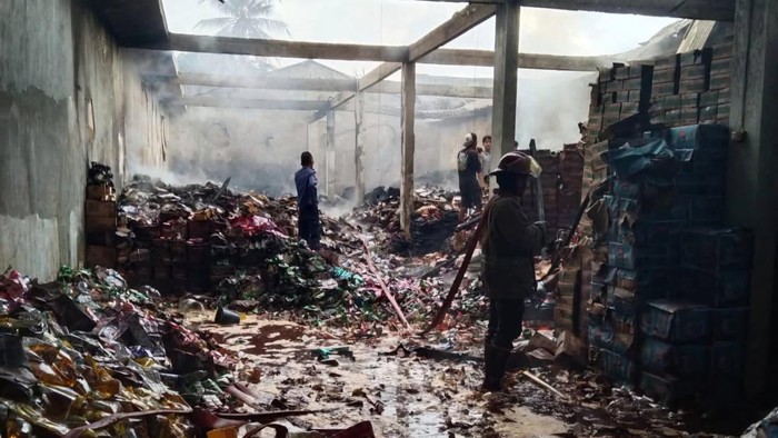 Penampakan gudang Pasar Surade Sukabumi usai terbakar.