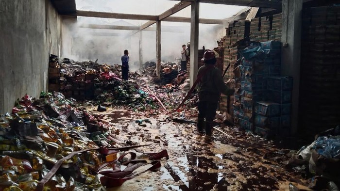 Penampakan gudang Pasar Surade Sukabumi usai terbakar.