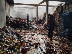 Kobaran Api Hanguskan Gudang Sembako Pasar Surade Sukabumi