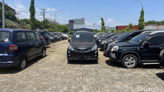 Penampakan mobil dinas yang akan dilelang Pemprov Sulsel.