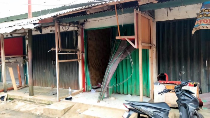Penampakan toko yang dirusak orang tak bertanggung jawab saat kebakaran di Pasar Surade Sukabumi, Rabu (17/9/2025).