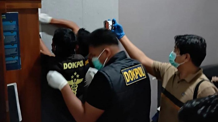 Tim Inafis Polrestabes Makassar dan Dokpol melakukan pemeriksaan di lokasi penemuan mayat di Kecamatan Tamalanrea, Makassar.