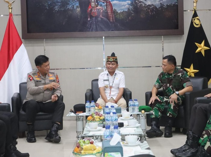 Pertemuan Pangdam XXII/Tambun Bungai Mayjen Zainul Arifin, Gubernur Kalimantan Tengah (Kalteng) Agustiar Sabran, dan Kapolda Kalteng Irjen Iwan Kurniawan.