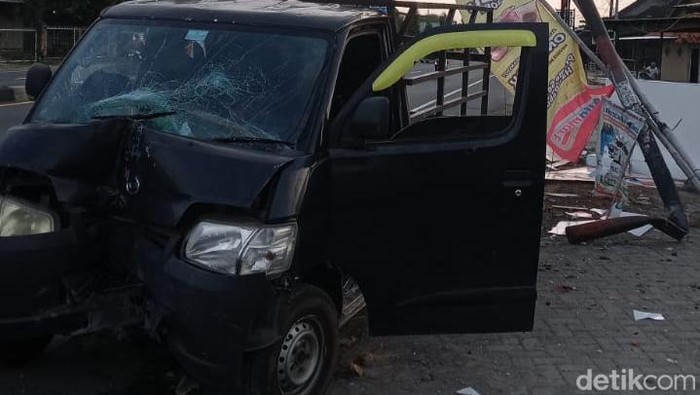 Pikap tabrak tiang telepon dekat exit Tol Kuncen Klaten, Rabu (17/9/2025).