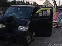 Brakk! Pikap Ringsek Usai Tabrak Tiang Dekat Exit Tol Kuncen Klaten