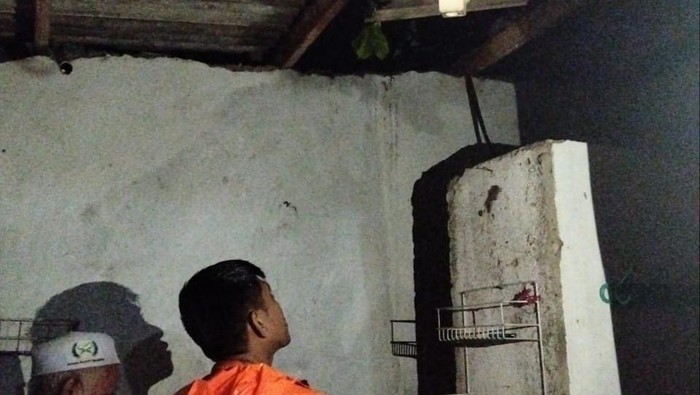 Pohon tumbang timpa rumah warga di Bogor