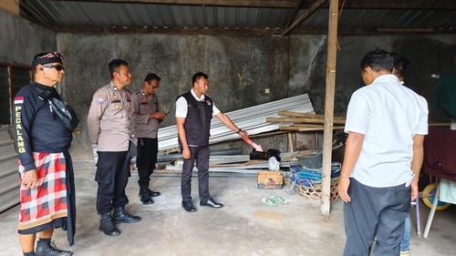 Polisi melakukan olah TKP kasus gantung diri di Cakranegara, Kota Mataram, NTB, Rabu (17/9/2025). (Foto: Dok. Polsek Sandubaya)