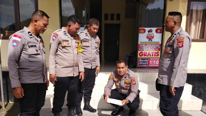 Polisi menyita bungkusan putih bertuliskan Fedex berisi 1 Kg kokain di Sabang. (dok. Polres Sabang)