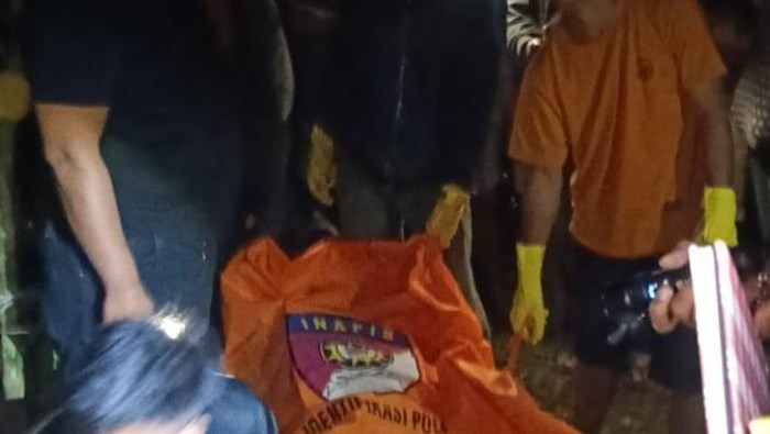 Polisi saat mengevakuasi jasad korban. (dok. Polres Tanah Karo)