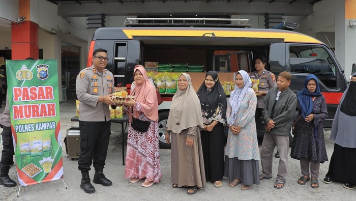 Polres Kampar menggelar gerakan pangan murah disambut antusias warga.