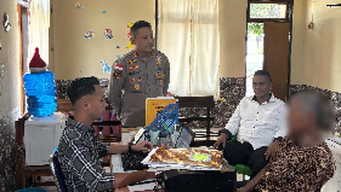 Polres Lembata memeriksa AS, kakek yang mencabuli dua pelajar kakak beradik. (Dok. Polres Lembata)