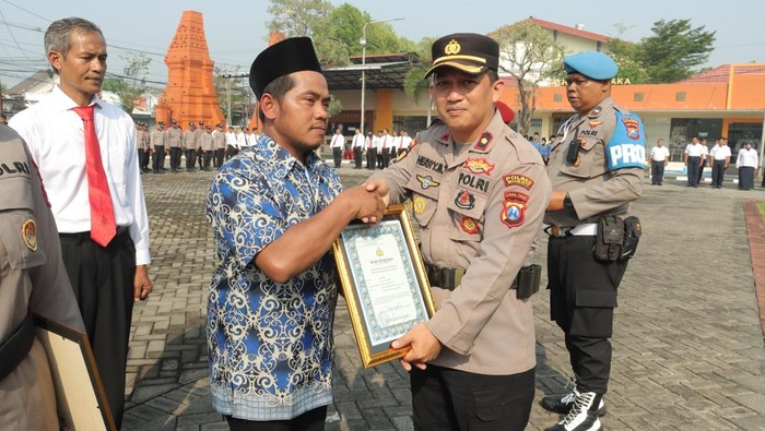 Polres Mojokerto beri penghargaan kepada Suliswanto yang membantu mengungkap kasus mutilasi