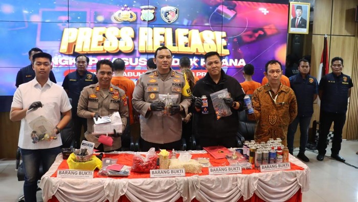 Polres Pelabuhan Tanjung Priok ungkap kasus pengoplosan gas bersubsidi