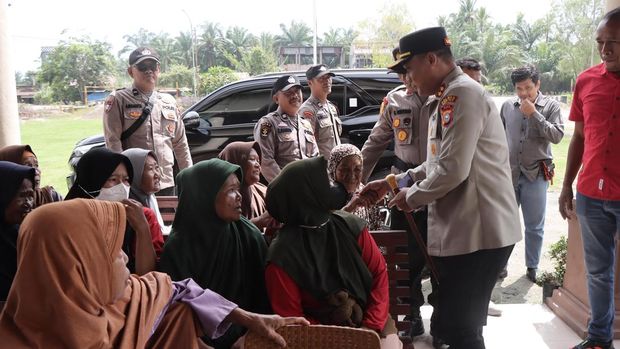 Polres Rokan Hilir (Rohil) turun memberikan bantuan sembako untuk kamun dhuafa, Rabu (17/9/2025). Bantuan tersebut disambut antusias warga.