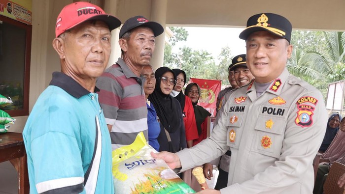 Polres Rokan Hilir (Rohil) turun memberikan bantuan sembako untuk kamun dhuafa, Rabu (17/9/2025). Bantuan tersebut disambut antusias warga.