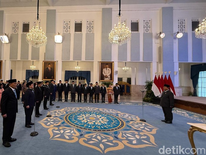Presiden Prabowo Subianto melantik Menko Polkam, Menpora dan anggota kabinet lainnya di Istana Kepresidenan Jakarta, Rabu (17/9/2025). (Eva/detikcom)