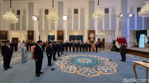 Presiden Prabowo Subianto melantik Menko Polkam, Menpora dan anggota kabinet lainnya di Istana Kepresidenan Jakarta, Rabu (17/9/2025). (Eva/detikcom)