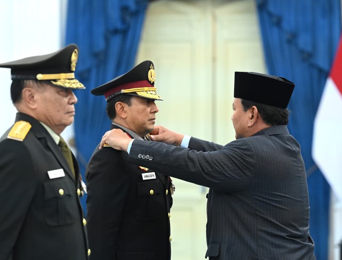 Presiden Prabowo Subianto memberikan kenaikan pangkat istimewa kepada dua purnawirawan, yakni Komjen Ahmad Dofiri dan Letjen TNI Djamari Chaniago. (Foto: Kris - Biro Pers Sekretariat Presiden)