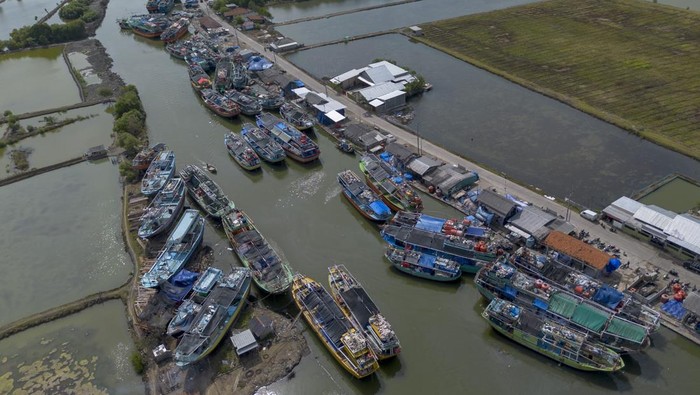 Program Rp48 Triliun, Ribuan Kapal Nelayan Siap Dimodernisasi Pekerja memperbaiki lambung kapal nelayan di dermaga Karangsong, Indramayu, Jawa Barat, Rabu (17/9/2025). Pemerintah menyiapkan anggaran sebesar Rp48 triliun untuk program modernisasi 1000 kapal nelayan sebagai bagian paket kebijakan stimulus ekonomi yang diperkirakan akan menyerap 200.000 tenaga kerja baru. ANTARA FOTO/Dedhez Anggaara