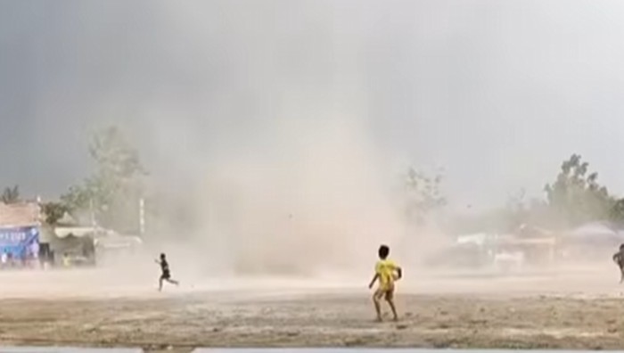 Video: Momen Angin Puting Beliung Terjang Serang Banten, 14 Rumah Rusak
