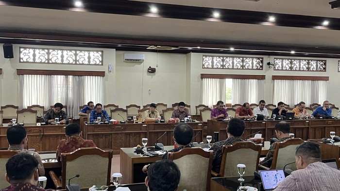 Rapat DPRD Bali bersama BWS Bali-Penida membahas pengawasan RTRW dan aliran sungai di Kantor DPRD Bali, Rabu (17/922025). (Rizki Setyo/detikBali)
