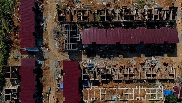 Foto udara pekerja menyelesaikan pembangunan rumah bersubsidi di Perumahan Griya Esprezza City, Kabupaten Gowa, Sulawesi Selatan, Rabu (17/9/2025). Kementerian Perumahan dan dan Kawasan Permukiman (PKP) mencatat realisasi penyerapan program rumah subsidi yang sudah diserahkan ke masyarakat berpenghasilan rendah untuk periode Januari hingga pertengahan September 2025 telah mencapai 175.662 unit, sementara untuk kategori sedang pembangunan berjalan, ready stock, persetujuan kredit, dan akad kredit mencapai 45.000 unit rumah dari total kuota fasilitas likuiditas pembiayaan perumahan (FLPP) 350.000 untuk tahun ini. ANTARA FOTO/Hasrul Said/bar