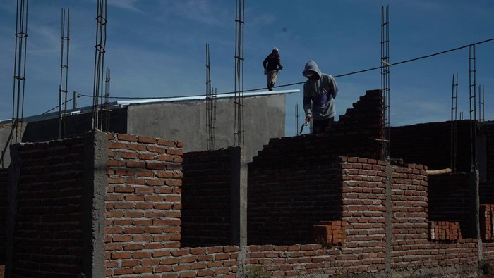 Pekerja menyelesaikan pembangunan rumah bersubsidi di Perumahan Griya Esprezza City, Kabupaten Gowa, Sulawesi Selatan, Rabu (17/9/2025). Kementerian Perumahan dan dan Kawasan Permukiman (PKP) mencatat realisasi penyerapan program rumah subsidi yang sudah diserahkan ke masyarakat berpenghasilan rendah untuk periode Januari hingga pertengahan September 2025 telah mencapai 175.662 unit, sementara untuk kategori sedang pembangunan berjalan, ready stock, persetujuan kredit, dan akad kredit mencapai 45.000 unit rumah dari total kuota fasilitas likuiditas pembiayaan perumahan (FLPP) 350.000 untuk tahun ini. ANTARA FOTO/Hasrul Said/bar