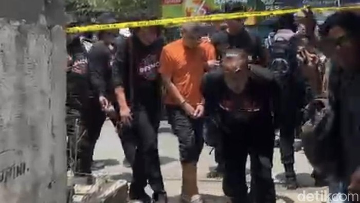 Rekonstruksi kasus pembunuhan dan mutilasi yang dilakukan Alvi pada Tiara