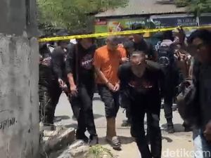 Alvi Pemutilasi Pacar Disambut Amuk Warga Saat Rekonstruksi: Bajingan!