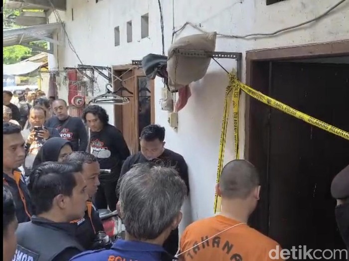 Rekonstruksi mutilasi Tiara di kos Lidah Wetan, Surabaya.