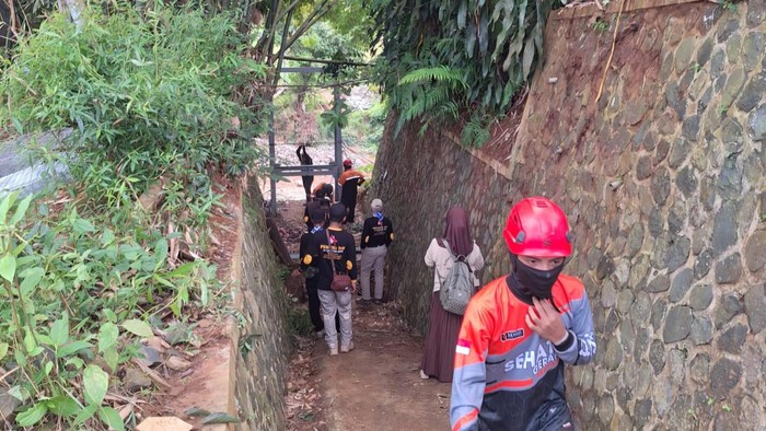 Relawan mulai membangun jembatan di Sungai Cikarang