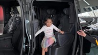 Moana tersenyum semringah nih usai ibunya beli mobil baru. Foto: dok instagram Ria Ricis