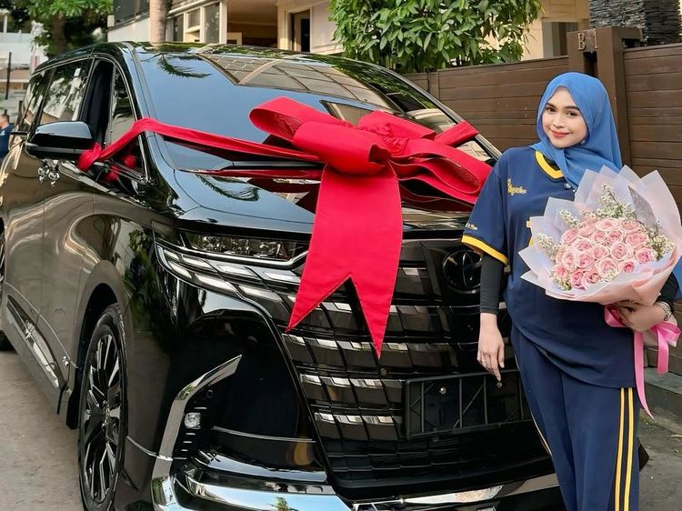 Moana Approve! Ria Ricis Gelontorkan Rp 1 M Lebih Beli Alphard untuk Kerja