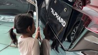 Saat menanyakan ke anaknya, Moana, langsung setuju dengan Toyota Alphard Hybrid. Wih dia langsung nempel, tutur Ria Ricis. Foto: dok instagram Ria Ricis
