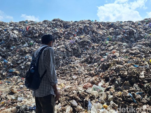 Ribuan ton sampah warga Kota Mataram yang masih menggunung di TPS Sandubaya, Kota Mataram, beberapa waktu lalu. (Nathea Citra/detikBali)