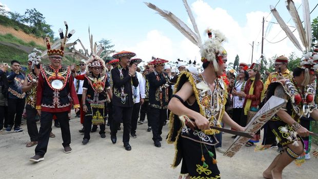 Ritual adat Dayak dan Paser pada Mei 2024, sebagai bentuk restu dari leluhur untuk pembangunan IKN di tanah Kalimantan agar berjalan lancar dan aman.