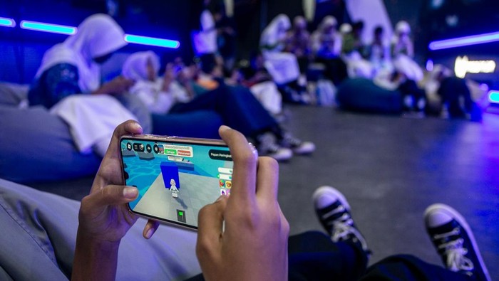 Pelajar memainkan gim daring roblox pada kegiatan ekstrakurikuler Edublox di Solo Technopark, Solo, Jawa Tengah, Rabu (17/9/2025). Program ekstrakurikuler gim daring roblox bagi pelajar Sekolah Menengah Pertama (SMP) yang diinisiasi Pemkot Solo dan Solo Technopark (STP) tersebut untuk meningkatkan kreativitas anak serta memberi edukasi digital yang positif hingga menjadi media pembelajaran modern berbasis teknologi. ANTARA FOTO/Mohammad Ayudha/rwa.