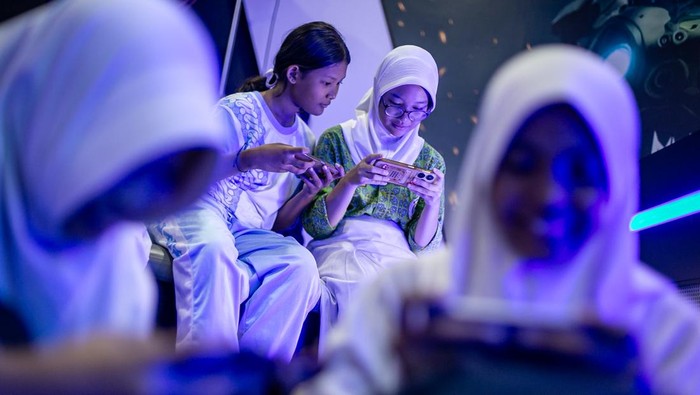 Pelajar memainkan gim daring roblox pada kegiatan ekstrakurikuler Edublox di Solo Technopark, Solo, Jawa Tengah, Rabu (17/9/2025). Program ekstrakurikuler gim daring roblox bagi pelajar Sekolah Menengah Pertama (SMP) yang diinisiasi Pemkot Solo dan Solo Technopark (STP) tersebut untuk meningkatkan kreativitas anak serta memberi edukasi digital yang positif hingga menjadi media pembelajaran modern berbasis teknologi. ANTARA FOTO/Mohammad Ayudha/rwa.