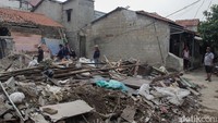 Pemerintah Kota Tangerang Selatan akan membangun ulang sebanyak 4 rumah dan merenovasi 8 rumah yang hancur akibat ledakan misterius yang terjadi pada Jumat (12/9) dengan total anggaran senilai Rp600 juta.