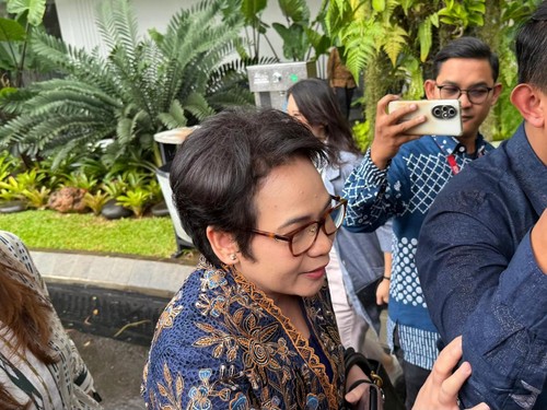 Deputi Bidang Pengembangan Startegi dan Kebijakan Sarah Sadiqa dan Dirjen Teknologi Pemerintah Digital Kementerian Komunikasi dan Digital (TPD Komdigi) Mira Tayyiba merapat ke Istana Negara, Rabu (17/9/2025).