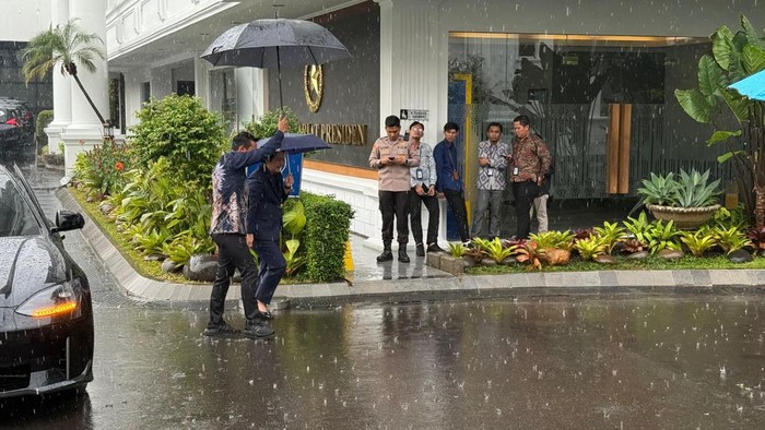 Deputi Bidang Pengembangan Startegi dan Kebijakan Sarah Sadiqa dan Dirjen Teknologi Pemerintah Digital Kementerian Komunikasi dan Digital (TPD Komdigi) Mira Tayyiba merapat ke Istana Negara, Rabu (17/9/2025).