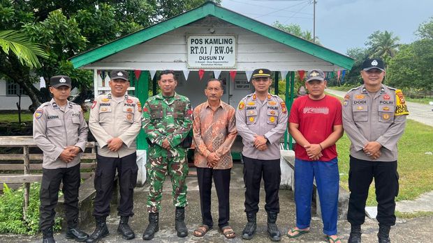 Satkamling RW IV Desa Bagan Melibur, Kecamatan Merbau, Kabupaten Meranti siap dukung polisi jaga keamanan warga, Rabu (17/9/2025).