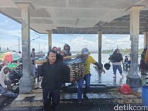 Banjir Surut, Warga Pengambengan Mulai Bersihkan Rumah dan Kembali Melaut