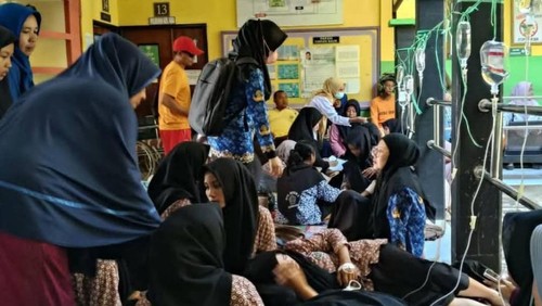Sejumlah siswa yang keracunan setelah menyantap MBG dirawat di Puskesmas Empang, di Kabupaten Sumbawa, NTB, Rabu (17/9/2025). (Dok. Pribadi Sekdes Gapit)